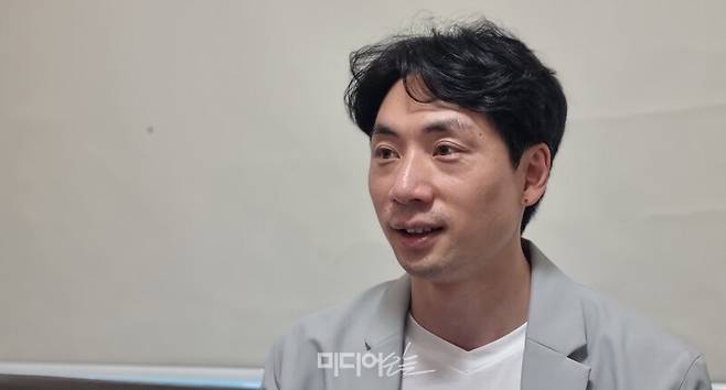 ▲지난 7일 오후 서울 대치동에서 안정기 작가가 미디어오늘과 인터뷰하는 모습. 사진=금준경 기자.