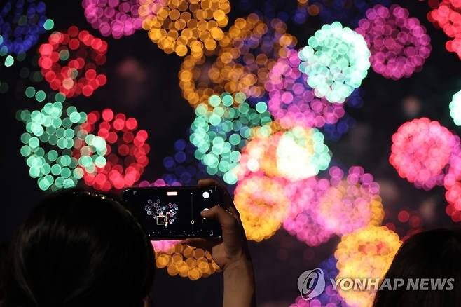 BTS 10주년 축포 (서울=연합뉴스) 김주성 기자 = 17일 오후 방탄소년단(BTS)의 데뷔 10주년 기념 축제(BTS 10th 애니버서리 페스타) 불꽃쇼가 여의도 한강공원의 밤하늘을 화려하게 수놓고 있다. 2023.6.17 utzza@yna.co.kr