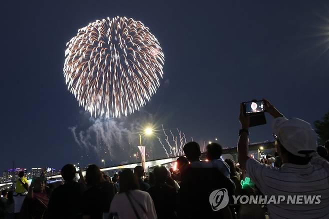 여의도 밤하늘 수놓는 BTS 10주년 축포 (서울=연합뉴스) 김주성 기자 = 17일 오후 방탄소년단(BTS)의 데뷔 10주년 기념 축제(BTS 10th 애니버서리 페스타) 불꽃쇼가 여의도 한강공원의 밤하늘을 화려하게 수놓고 있다. 2023.6.17 utzza@yna.co.kr
