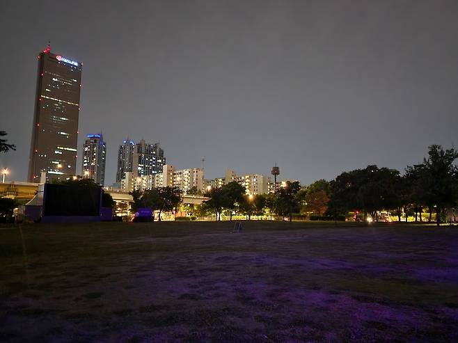 BTS 10주년 페스타 끝난 한강공원 (서울=연합뉴스) 안정훈 기자 = 17일 BTS 10주년 행사가 끝나고 난 후 서울 여의도 한강공원 일대가 쓰레기 없이 깔끔한 모습이다. 2023.6.17 hug@yna.co.kr