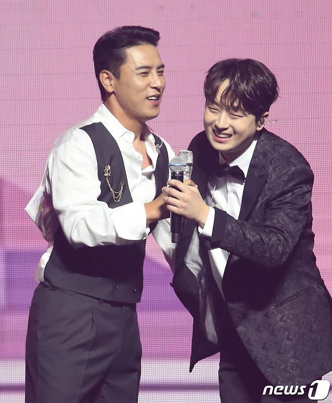 Seoul =) Singers Jang Min-Ho and Lee Chan-won (right) greet each other at the 32nd Lotte Mart Duty Free Family Concert at KSPO DOME in Seoul Songpa-gu Olympic Park on the 18th.The Lotte Mart Concert is a K-POP concert hosted by Lotte Mart Duty Free since 2006 to attract foreign tourists. 2023.6.18