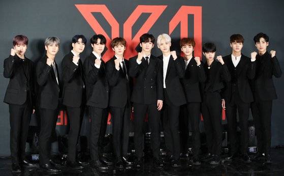 엠넷 아이돌 오디션 프로그램 '프로듀스 엑스(X) 101'을 통해 탄생한 그룹 엑스원(X1)은 투표 조작 논란으로 해체됐다. 사진은 지난 2020년 8월 27일 서울 고척스카이돔에서 열린 첫 번째 미니앨범 발매 데뷔 기자간담회에서 포즈를 취하는 엑스원의 모습. 연합뉴스