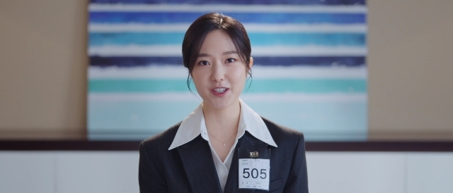 Lee Hye-sung, an announcer-turned-broadcaster, made a special appearance.In the first JTBC Saturday Drama King the Land (playwright Choi Rom, director Lim Hyun-wook), which was first broadcasted on June 17, the fierce King Hotel manager interview site was revealed.The Hotel Manager position at the King Hotel, supported by Angel Lang (Im Yoon-ah), was highly competitive: You dont stand all day, do you?I am a little flatfooted, Applicants who show off their candidness, Applicants who are proud to communicate well and write I am good at Korean XX , and Applicants who run out of the interview because they are ashamed.Lee Hye-sung, who has a good-looking appearance and a good English language ability and pronunciation, has attracted the attention of viewers even though it is only a few seconds.Lee Hye-sung is a graduate of Seoul National University, Department of Business Administration. He joined KBS 43 as an announcer in 2016 and is a freelancer after leaving in 2020.