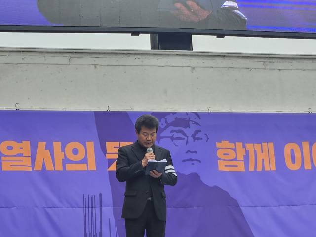 ▲17일 저녁 서울 종로구 세종대로에서 열린 '건설노조 탄압 중단하라! 양회동열사 범시민추모문화제'. 양회동 건설노조 강원건설본부 3지대장의 친형 양회선 씨가 발언하고 있다. ⓒ프레시안(한예섭)