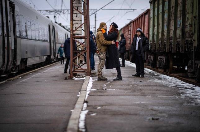KISH KIM, 일상이 된 전쟁, 돈바스 전방 기차역에서 우크라이나 군인과 연인이 작별인사를 나누는 모습. (공간미끌 제공)