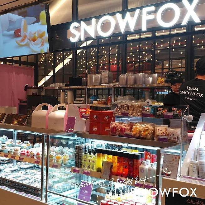 스노우폭스 매장 사진. 스노우폭스는 북미와 영국에서 스노우폭스, 벤토, 타이코, 요(Yo!)라는 4개 스시 브랜드를 운영하며 3000개 매장을 두고 있으며, 스시 도매 제조도 맡고 있다./김승호 회장 홈페이지 제공