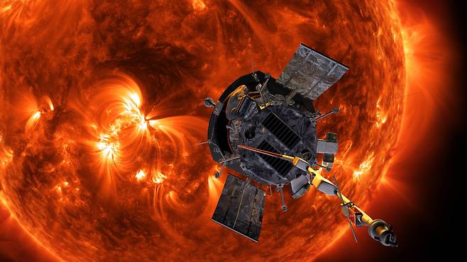 파커 태양 탐사선이 태양에 근접하는 모습의 상상도. 파커는 태양에서 나오는 고에너지 입자 흐름인 태양풍의 비밀을 밝히고 있다. 이를 통해 우주기상 예보능력이 높아지면 지구 인프라 피해를 최소화할 수 있다./NASA