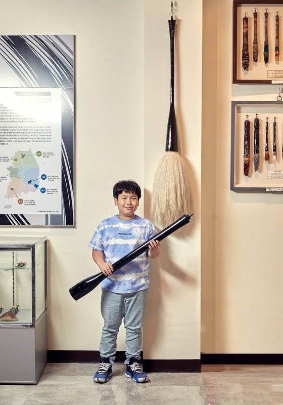 붓대에 해당하는 필관도 흔히 본 대나무 외에 옥·금·은·상아·소뿔·도자 등 여러 재료로 만들 수 있으며, 크기도 제작자의 의도에 따라 다양하다.