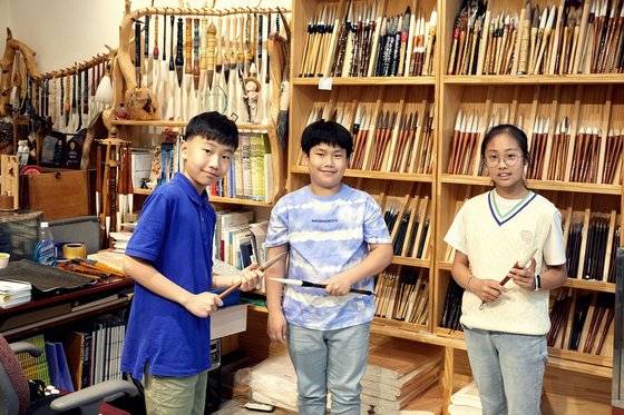 붓이야기박물관에 전시된 다양한 종류의 전통 붓을 살펴보고 나만의 붓을 만들어 본 유정현·추승찬·구시연(왼쪽부터) 학생기자.