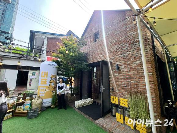 3월 대한제분과 계약이 종료된 세븐브로이맥주는 4월 기존 곰표밀맥주를 대표밀맥주로 바꿔 출시한다며 팝업스토어를 열었다.