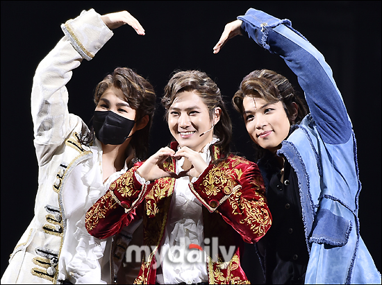 Kim Hie-jae, EXO Suho, and Yoo Hwe-seung (from left) have a photo time at the musical Mozart press call held at the Sejong Cultural Center in Seoul on the afternoon of the 20th.The musical Mozart is a delicate yet highly accomplished work that depicts the destiny of a genius musician and the inner anguish of just being a free human being.It has performed more than 2,400 performances in 10 countries around the world and has mobilized 2.5 million viewers. It was premiered in Korea in 2010. It will be performed at the Sejong Cultural Center Grand Theater until August 27th.