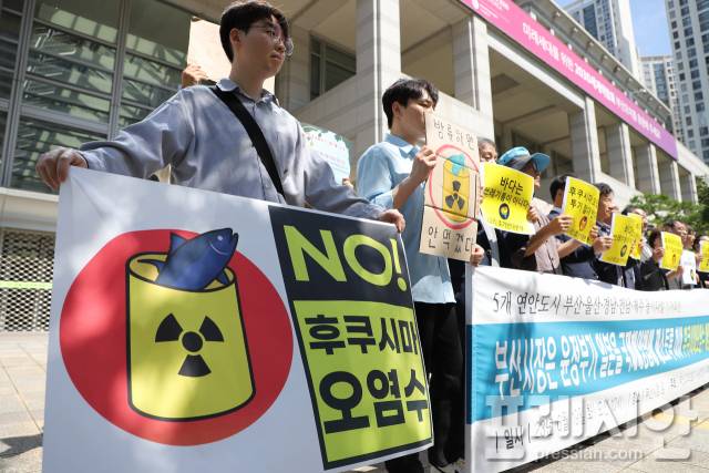 ▲ 부산고리2호기 수명연장·핵폐기장반대 범시민운동본부가 16일 오전 부산시청 앞에서 기자회견을 하고 있다. ⓒ프레시안(홍민지)
