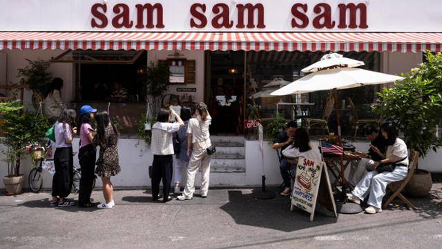 서울 용산구 쌤쌤쌤 앞에 손님들이 늘어서 있다. 이한호 기자 han@hankookilbo.com