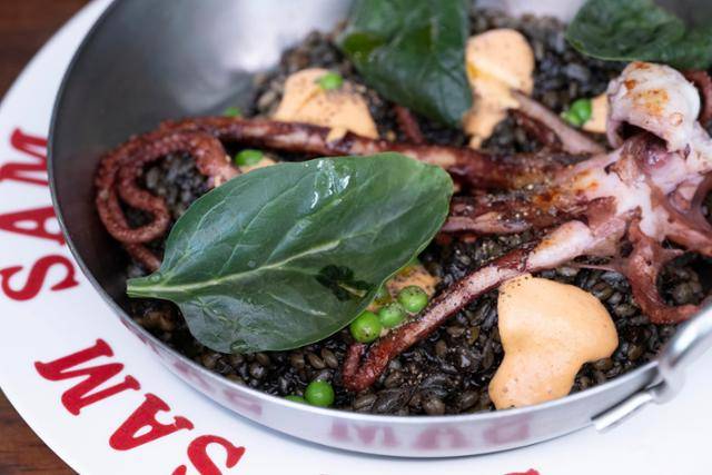 김훈 셰프가 운영하는 쌤쌤쌤의 메뉴 ‘문어 먹물 리조또'. 이한호 기자 han@hankookilbo.com