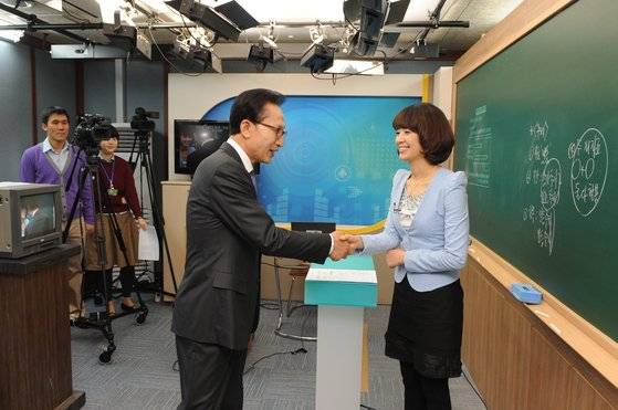 이명박 전 대통령이 2010년 3월 19일 오전 서울 강남구 소재 EBS본사를 방문해 고교수능 국어강의를 녹화중인 교사를 격려하고 있다.
