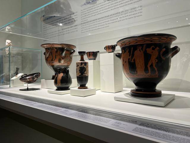 디오니소스 등 고대 그리스 신화를 담은 도기들이 20일 서울 용산구 국립중앙박물관에 전시돼 있다. 김민호 기자