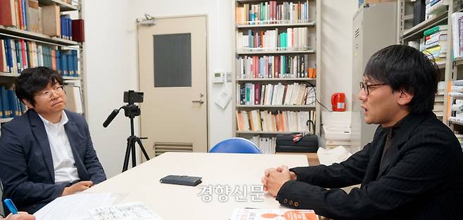 사이토 고헤이 일본 도쿄대 종합문화연구과 교수가 지난달 23일 도쿄대 고마바 캠퍼스 연구실에서 기자와 인터뷰하고 있다. 도쿄 | 이창준 기자