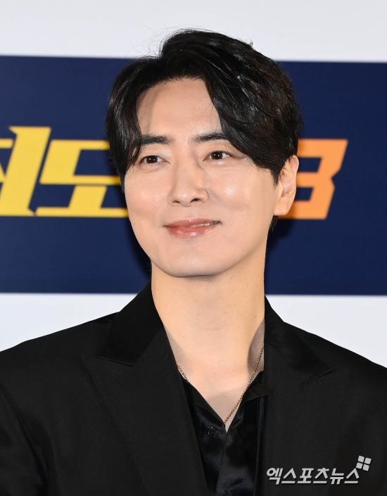 Actor Lee Joon-hyuk Confessions Jinx, revealing that he was not happy with the movie The Roundup: No Way Out.In tvNs You Quiz on the Block (hereinafter referred to as You Quiz), which aired on the 21st, a tearful scene of Lee Joon-hyuk was broadcasted while being featured in Unknown to You.Lee Joon-hyuk has been greatly loved as the Three Great Villains in the recent movie The Roundup: No Way Out, playing the role of the villain Joo Seong-cheol behind the drug incident.The Roundup: No Way Out is setting a new record for openness movies this year with 9 million Audiences on 21st.On this day, Yoo Jae-Suk refers to The Roundup: No Way Out, the third villain Joo Seong-cheol, and says, I am already ahead of the triple million actors with The Roundup: No Way Out.Lee Joon-hyuk said, Im really glad. I was really worried about the movie industry because it was bad, but I like it and I am very grateful, Lee Joon-hyuk said.I remember when I was cast, It wasnt that burdensome because it was before The Outlaws 2 was open. In fact, I had a cameo but I had not worked for almost a year or two.I was going on a trip to Ganghwa Island to try hard again, and then Ma Dong-Seok called me. I met you for a while and remembered it nicely.The Roundup: No Way Out is coming out, and its a villain role. I said, Would you like to try it?Lee Joon-hyuk told Yoo Jae-suk, I have been burdened with the three big bills so far in this movie, but how do you overcome the burden of being a national MC?Yoo Jae-suk said, I just have to work hard, and Lee Joon-hyuk said, Thats right. I thought so, but I feel like I saw the answer sheet.Im always burdened. Im a bit of a one-on-one type. I worry a lot and Im always sick, he said. Instead, the drop is not big.I was so happy that I had to be very happy when the The Outlaws went well, but I have not done it yet, he said.Yoo Jae-Suk suggested that he be delighted, and Lee Joon-hyuk shouted, Lets go 10 million, saying, Its good to be 8 million.As for the most painful moments when I was an actor, I always do, he said, because I have Jinx.Lee Joon-hyuk said, When you say happiness, something bad happens. You cant see your family. Thats why you cant say it.I cant say Im happy, he said.Lee Joon-hyuk said, When I say that, I have Jinx that unfortunate things happen. I can not overcome it. I feel like I have to be sick for some reason.Is it happy to live? He said, I think I will finish Happiness soon. When Yoo Jae-suk asked him to say that he was happy, Lee Joon-hyuk hesitated, blinked, and shed tears.Photos by TvN, DB
