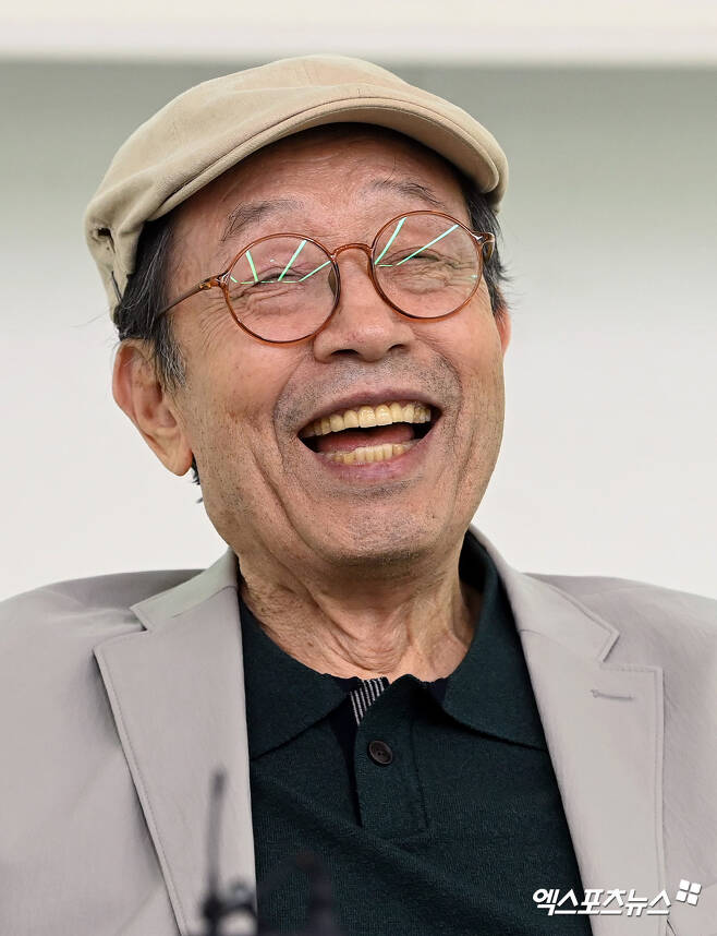 88-year-old elder actor Shin Gu recovers his health and comes to the stage with Play  ⁇  The Last of Us Part II Session  ⁇ .The Last of Us Part II Session will open on July 8 at TOM (TOM) Hall 1 in Daehangno.Lewes vs. Freud: Spin-off inspired by the Secret Passion.Set in World War II in 1939, it is a two-person play that draws on the fictional arguments of Sigmund Freud: The Secret Passion and C.S. Lewes.It premiered in Korea in 2020 and went through An Encore in 2022. It won the 16th Golden Ticket Awards Play category, which is selected by the audience. It will also be produced as a movie starring Anthony Hopkins and Matthew Goode and will be released in December.Shin Gu, who played in the premiere, An Encore, and The South light sort, who was on stage in An Encore, play Freud: The Secret Passion.Lee Sang-yoon, who starred in the premiere and An Encore, and Kai, who returns to Play after seven years, play Lewes.Shin Gu said, I wanted to make it better and enjoyable. There were always a lot of things that I thought were lacking and lacking.So Im trying to fill it up and try to do better this time, he said.Shin Gu said, There is a part that we do not understand even if we continue to read the script, and there is a part where the answer is not easy to discuss for a long time.No matter how clear and clear the pronunciation and dialogue, I wondered how the audience could understand what we were talking about. Shin Gu said, I am paying a lot of attention to the dialogue because I think that this performance should not only fill in the missing parts, but also make sure that the dialogue is clearly communicated so that the audience can understand it comfortably and happily.Shin Gu has named The Last of Us Part II Session as the most meaningful spin-off of his life and the spin-off he wants to leave before he dies.Every time I say its all good, Shin Gu said with a laugh.Isnt it time to die as a natural person? No one can predict, but this could be the last Spin-off. There is also the idea of putting it here and dying rather than leaving the power behind.This is not what I choose, but I do not know in the future, but now I feel like it. Im grateful that the young actors are working hard and not faking it, he said. I think this Spin-off is going to be very good because Im encouraged. Those who watch it will be able to understand it more comfortably than the last performance.Shin Gu was temporarily removed from Play The Last of Us Part II Session due to ill health in March 2022, and was hospitalized and treated.This is what health looks like now, he said.At the time, The Last of Us Part II Session said, Shin Gu has recently come to the stage without going to the hospital to keep his promise to the audience even in poor health.The teacher wanted to continue the performance, but I thought it was serious around me, so I persuaded him to stay in the hospital after the performance yesterday and I am currently being treated. Shin Gu, who had made the promise with the audience a top priority, recovered his health and climbed the stage with the two popes and found the audience again with My heart dances when I see a rainbow in the wide sky.He is now showing his passion for the stage ahead of the opening of The Last of Us Part II Session.Shin Gu said, Suddenly, acute heart failure came. I did something and I was out of breath. I got out of the car and went to my house.My heart is not beating properly, so I have to supply blood to the stomach, but because of lack of oxygen, I feel short of breath, dizzy, and worse, and I have a stroke.I was hospitalized for a week after the performance, he said. Its not a surgery, its a procedure. I open my heart and put in a pacemaker. When I enter my pulse rate and run slowly, I stimulate it to set my pulse rate.I think it will be okay after I die. It does not hurt. 
