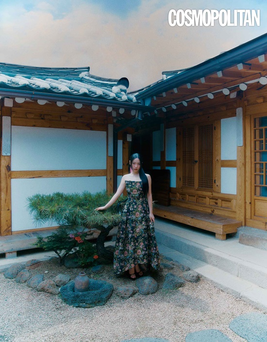 The group REDVelvet Yeri caught the eye with an alluring atmosphere in the hanok.Yeris photo of the July issue of Cosmopolitan has been released.In this picture, Yeri exudes a unique beauty with a fascinating pose and expression, digesting simple and dressy styling in an old-fashioned hanok.Yeri is currently playing Baekje in the web drama Qingtan International Stoneman Douglas High School shooting and is showing charismatic acting transformation.Yeri said, I wanted to expand the range of acting with a different character than ever before.Yeri said, I took the mother, the sense of speed and the sense of rhythm of the horse especially seriously, and I slowed down the dialogue because I had to be authoritative, and I was really the opposite of me, so I was trying to figure out how to implement it.However, I should not take this tone or way of thinking in my daily life, so I tried to come back to the original when the shooting was over. Meanwhile, Qingtan International Stoneman Douglas High School shooting starring Yeri can be watched via Wave and Netflix.Photograph: Cosmopolitan