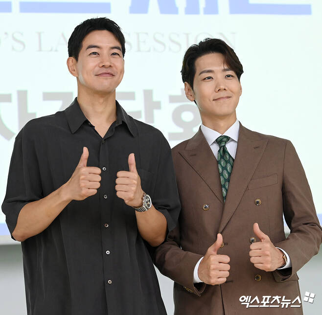 Kai, who appeared in Play  ⁇  The Last of Us Part II Session ⁇ , mentioned Lee Sang-yoon in the same role.Lee Sang-yoon graduated from the Department of Physics of Seoul National University and Kai is from the Department of Vocal Music of Seoul National University.The two were the writers of the Chronicles of Narnia and the English professor C.S Lewes.I felt the difference between natural science and our neighborhood arts and physical education, Kai said. It was a great opportunity to feel the charm of Play alone and to be stimulated by Lee Sang-yoons very logical and realistic systematic approach.Lee Sang-yoon also said, Mr. Kai approached Lewes in a direction I did not think.Lee Sang-yoon said, I had to keep fighting Freud: The Secret Passion, but at the beginning of Kai learning, Lewes actually came to Freud: The Secret Passion to learn.I had never thought about it like that. I said, I have to win the teachers. The Last of Us Part II Session is a spin-off inspired by the book  ⁇ Lewes vs. Freud: The Secret Passion ⁇  by American playwrights Mark St. Germain and Armand M. Nicolai.Set in World War II in 1939, it is a two-person play that draws on the fictional arguments of Sigmund Freud: The Secret Passion and C.S. Lewes.It premiered in Korea in 2020 and has been reenacted in 2022. It won the 16th Golden Ticket Awards Play category, which is selected by the audience. It will also be produced as a movie starring Anthony Hopkins and Matthew Goode and will be released in December.Shin Gu, who played in the premiere and reenactment, and The South light sort, who was on stage for the reenactment, play Freud: The Secret Passion.Lee Sang-yoon, who appeared in the premiere and reenactment, and Kai, who returns to Play after seven years, play Lewes.Play The Last of Us Part II Session will open on July 8th at TOM (TOM) Hall 1 in Daehangno.