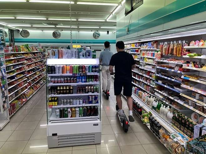 편의점 내에서 전동킥보드를 타고 활보한 주취자 두 명. (디시인사이드 '편의점 갤러리')