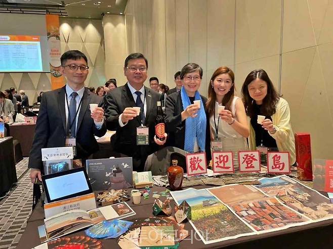 타이완 트레블마켓에서 대만-한국 여행업 관계자들이 정보를 교류하고 있다.