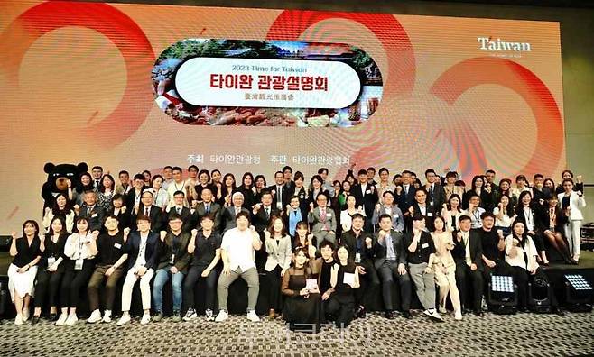 타이완 트레블마켓에서 대만-한국 여행업 관계자들이 정보를 교류하고 있다.