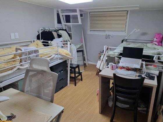 지난해 '안 무서운 하우스'에 거주했던 청년들과 직원들. 두 채의 주택에서 총 8명이 거주하고 있다. 사진 안무서운회사 제공