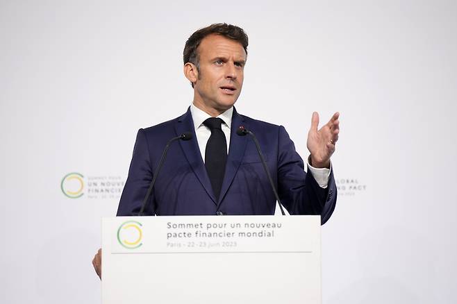 에마뉘엘 마크롱 프랑스 대통령이 23일(현지시간) 파리에서 열린 ‘새로운 글로벌 금융협정을 위한 정상회담’에서 발언하고 있다. AP연합뉴스