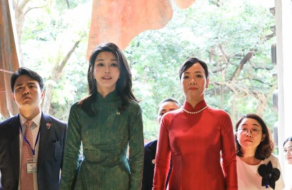 아오자이 입은 김건희 여사 - 윤석열 대통령과 베트남을 국빈 방문 중인 김건희 여사가 23일(현지시간) 하노이의 한 음식점에서 열린 한-베트남 정상 배우자 간 공식 일정에 보 반 트엉 베트남 국가주석의 부인 판 티 타잉 떰 여사와 입장하고 있다. 2023.6.23 공동취재