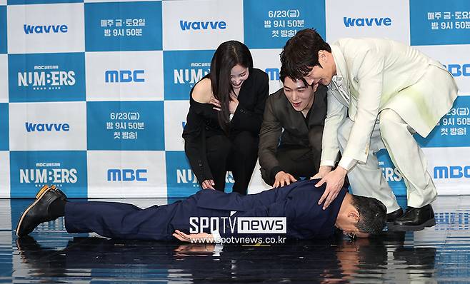 Actor Choi Min-soo is laughing at unexpected actions every moment in the drama productiona presentation.Choi Min-soo gathered attention with unexpected actions in MBC new drama Numbers: Cold Eyes productiona presentation photo time held at MBC Golden Mouse Hall in Sangam-dong, Mapo-gu, Seoul on the 23rd.On that day, Choi Min-soo suddenly turned his back on reporters while taking a three-shot with Myoeng-su Kim (El) and Choi Jin-hyuk. When the surrounding people were embarrassed, Choi Min-soo shouted, Its a pose on the poster.He also took a pose to kneel on one knee alone, and while taking a group photo, he suddenly fell on the floor and embarrassed his surroundings.Choi Min-soo and his close friend Choi Jin-hyuk urgently called him senior and laughed at him.It is a middle-aged Peter Choi Min-soo performance that believes that fun and unexpectedness are virtues rather than stereotyped development.This is not the first time Choi Min-soo, who can not control the usual playfulness, has performed unexpected performances in productiona presentation.On May 8, 2018, at the TVN drama Lawless Lawyer productiona presentation held at Amusement Hall in Times Square, Yeouido-dong, Yeongdeungpo-gu, Seoul, he knelt down during the meeting and surprised those who watched on the floor.At the end of the ceremony, he suddenly called Lee Jang-soo, head of production company Logosfilm. Eventually, Lee, who came up on stage, laughed, saying, Please forgive Choi Min-soo.Choi Min-soos gag instinct was also demonstrated at MBCs Man Who Lives to Die productiona presentation held at MBC Golden Mouse Hall on July 17, 2017.On this day, he suddenly suggested Shin Sung-rok an instant push-up showdown during Photo Time, and he also made a squint during Photo Time.Shin Sung-rok, who did push-ups with him at the time, said, I didnt know why I had to do this. I wondered if a shaman had come to you.He also attracted attention as he immersed himself in his work.Choi Min-soo, who played the role of Countess Amruta Fadnavis Ali in the Middle East in the late 1970s and became the Count of the Small Kingdom, said, I am Count Amruta Fadnavis Ali.I just learned Korean, he introduced himself and made the scene into a laughing sea.