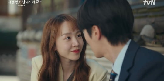 Ahn Bo-hyun is working as a sick man with a miscasting controversy, and Shin Hye-sun is being criticized for over-the-top settings.Currently, Please Take Care of the Taps is on the rise, rising vertically from 4.3% in the first episode to 5.5% in the second episode.Topic also ranked fourth in SBS romantic doctor Kim Sabu 3, JTBC King the Land and Netflix series Hounds.Taps Take Care of You is a reckless reincarnation romance that unfolds as ring tone (Shin Hye-sun) in the 19th episode of his life, remembering Reincarnated as a Sword, visits Dok Mun-ha (Ahn Bo-hyun).It is based on the same name Webtoon by Lee Hye, who serialized Naver Webtoons popular work Lovely Dog Today.Ahn Bo-hyun is a chaebol II who can not forget his first love. He is a lonely person living alone because of an accident and an unfortunate family history.Ahn Bo-hyun has lost 8kg before shooting for synchro rate with Character.Because he was so tall and stocky, some doubted his miscasting, but this was only a matter of concern.Ahn Bo-hyun, who exuded toughness in his previous film, The Army Prosecutor Doberman. In this work, he completely changed his face. More precisely, he changed his physical body. He showed off his sleek V-line without his muscular muscles.From the time of high school student, even the appearance of the manager who leads the hotel was digested without difficulty.On the other hand, the change and challenge of Shin Hye-sun, the heroine, unfortunately did not reach the viewers. Shin Hye-sun, who had a strong feminine image, said that she dyed her hair for the first time and cut her bangs for cute and lovely charm.The ring tone played by Shin Hye-sun in the play is 24 years old, 8 years younger than the character of Ahn Bo-hyun in the play.Shin Hye-sun, who is 35 years old this year, is somewhat awkward because of the gap between the actual age and the character.Shin Hye-sun is an actor who has been recognized for his acting ability to some extent, but he is breaking the immersion of viewers because the synchro rate of the character appearance does not follow.Thats why the two-shot of the two people who are ringing with a full-fledged OST is somewhat heterogeneous.Please Take Care of Taps is a 12-episode drama that has now passed two episodes. There is still room for a rebound because it is only the beginning.Whether Shin Hye-sun can increase the character synchro rate and erase the awkwardness is the key.