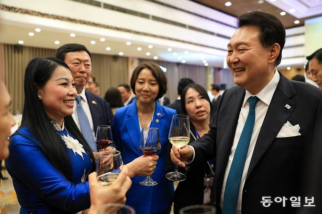 신동빈 롯데그룹 회장 등 참석자들과 환담을 나누고 있다. 하노이=최혁중 기자 sajinman@donga.com