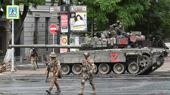 러시아 로스토프나도누 군 사령부 인근 거리에 바그너 그룹 용병들이 배치된 모습. 로이터·연합뉴스