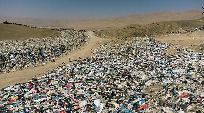 '헌 옷 무덤'이라는 오명을 쓴 칠레 아타카마 사막. (사진=트위터 Martin Bernetti)