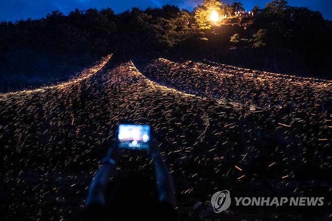 안동 하회 선유줄불놀이 '불꽃의 향연' (안동=연합뉴스) 윤관식 기자 = 24일 오후 경북 안동 하회마을 만송정 일원에서 '하회 선유줄불놀이'가 열리고 있다. 2023.6.24 psik@yna.co.kr