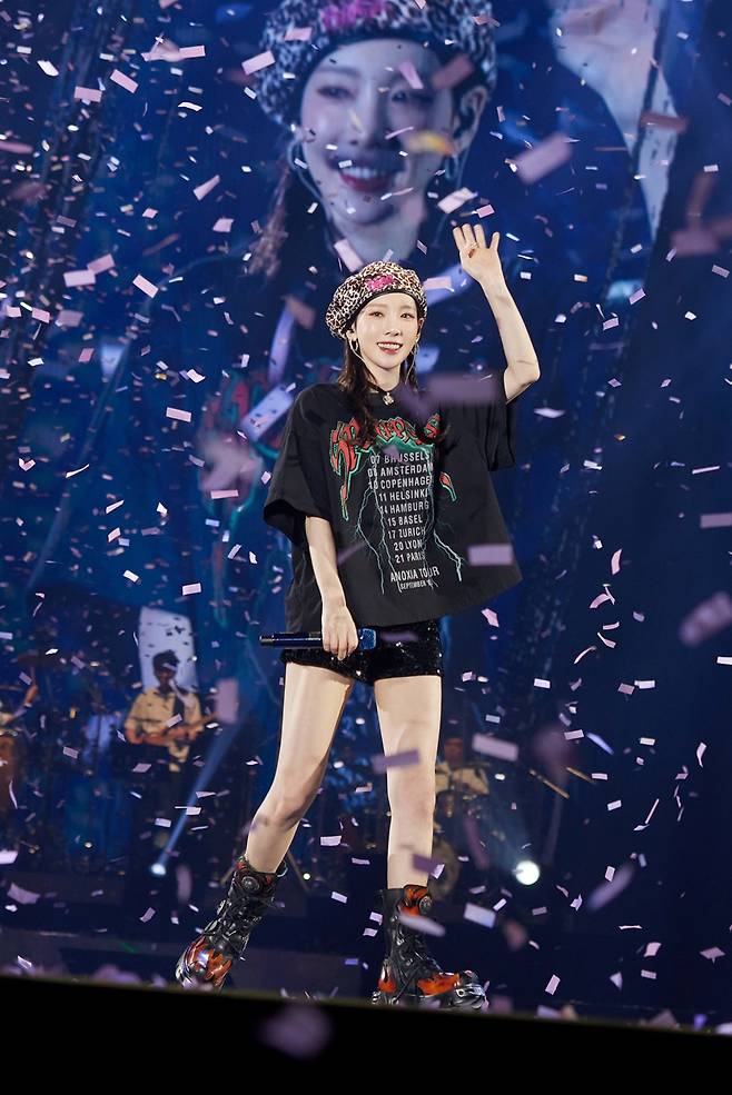 Seoul =) = Girls Generation Taeyeon successfully finished Taiwan Concert with all-stone sold out.Taeyeon Concert  ⁇  The Odd of Love in Taipei (TAEYEON CONCERT - The ODD Of LOVE in TAIPEI) was held at Taiwan Taipei Arena on the 24th and enthralled local audiences with its high-quality performance to meet all of Taeyeons unique singing skills and colorful performances.In particular, this concert was Taeyeons first Taiwan performance in six years, so it was sold out all-stone in just three minutes after the ticket was opened, and the number of concurrent users reached about 120,000, It was once again felt Taeyeons high popularity and strong ticket power.Taeyeon, who opened the performance with INVU, has a lot of performances such as I, Four Seasons, Spark, Siren, Cold As Hell (Cold Again), No Love Again, Stress (Stretch), and Monthly Eclipse. (My Tragedy), Better Babe, Fine, and Drawing Our Moments.In addition, audiences filled the concert hall with pink waves and heat, such as waving fanlights and singing Taechang throughout the performance, and the card section event, which made phrases such as My body is far away but my heart is close and Our love is constant ⁇ , also progressed and impressed Taeyeon.On the other hand, Taeyeon will continue the Asian tour at the Tokyo Gymnasium in Japan between July 8th and 9th.