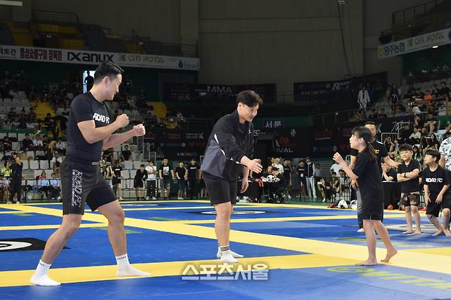 코미디언 윤형빈이 25일 강원도 원주시 서원대로 원주 종합체육관에서 열린 격투기 대축제에서 17 대 1 이벤트 매치를 펼쳤다. 사진=김태형기자 tha93@sportsseoul.com