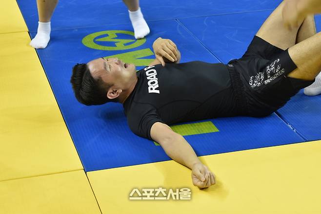 코미디언 윤형빈이 25일 강원도 원주시 서원대로 원주 종합체육관에서 열린 격투기 대축제에서 17 대 1 이벤트 매치를 펼친 후 누워 있다. 사진=김태형기자 tha93@sportsseoul.com