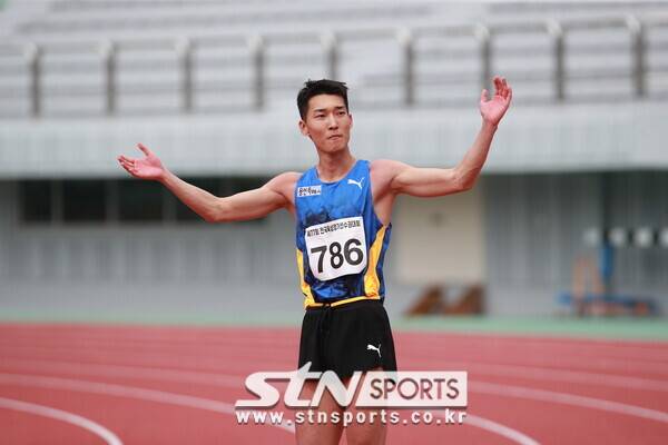 25일 오후 강원도 정선종합경기장에서 열린 '제77회 전국육상경기선수권대회' 남자부 높이뛰기에 출전해 시즌 최고기록(SB)인 2m33을 작성한 우상혁. 사진┃데일리런 제공
