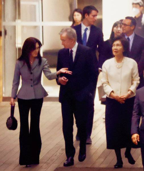 1 지난 2월 정몽규 HDC 회장 장남 결혼식 하객으로 참석한 이부진 사장. 2 손에 든 데스트리 가방은 완판을 기록했다. 3 이부진 사장과 홍라희 리움 전 관장이 아르노 LVMH 회장 일행에게 리움 미술관을 안내하고 있다.