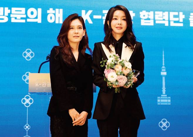 지난 5월 한국방문의해 행사에서 함께 카메라 앞에선 김건희 여사와 이부진 사장. 두 사람 모두 블랙 컬러의 의상을 입었다.