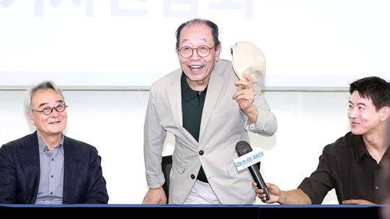 22일 오전 서울 종로구 예술가의집에서 열린 연극 '라스트세션' 기자간담회에서 배우 신구가 참석자들을 향해 인사하고 있다. 연합뉴스