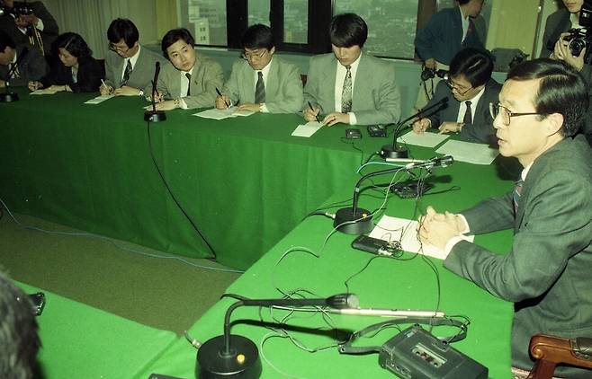 한승주 당시 외무장관이 1993년 5월12일 외무부에서 기자회견을 열어 핵확산금지조약(NPT) 탈퇴선언 번복과 특별사찰 수용을 북한에 거듭 촉구하고 있다. 연합뉴스