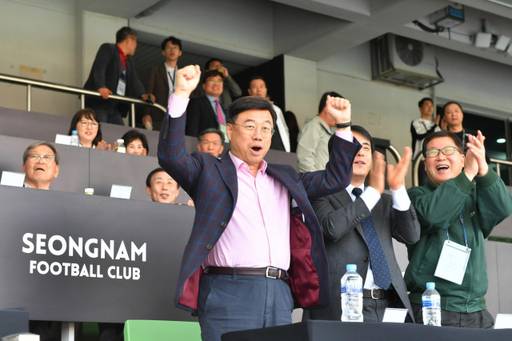 지난 4월 1일 열린 성남FC 홈 경기에서 구단주인 신상진 시장이 환호하고 있는 모습. 성남시 제공