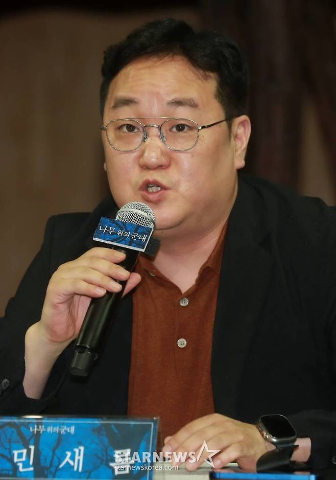 민새롬 연출이 27일 오후 서울 강서구 LG아트센터에서 진행된 연극 '나무 위의 군대' 기자간담회에 참석해 질문에 답하고 있다. '나무 위의 군대'는 1945년 그들의 '대동아전쟁', 제2차 세계대전에 참전한 일본 제국군인의 이야기다. /2023.06.27 /사진=이동훈 기자 photoguy@