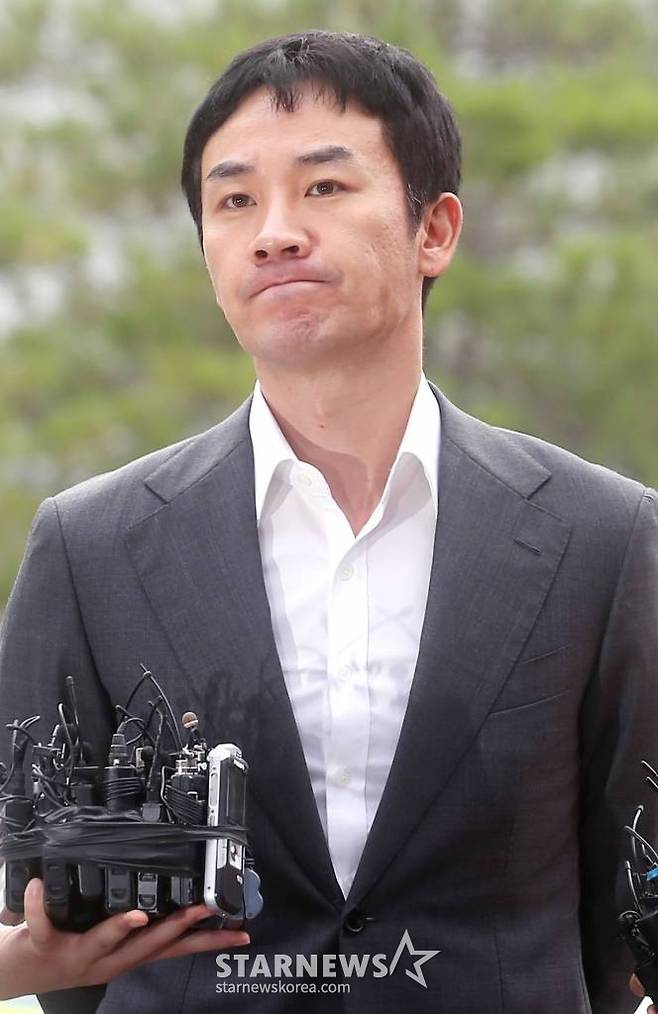 성폭행혐의를 받고 있는 배우 엄태웅이 1일 오후 경기도 분당경찰서에 출두하고 있다. /사진=성남(경기)=홍봉진기자 honggga@