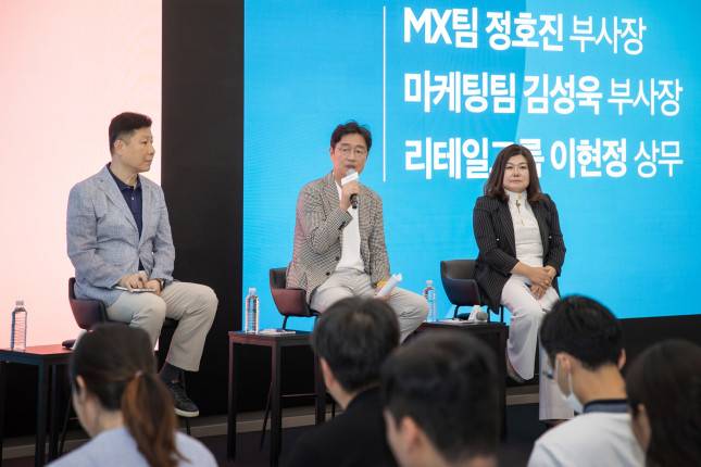 (왼쪽부터)김성욱 삼성전자 마케팅팀 부사장, 정호진 MX팀 부사장, 이현정 리테일그룹 상무가 '삼성 강남' 미디어 브리핑에서 질문에 답변하고 있다. /사진=삼성전자