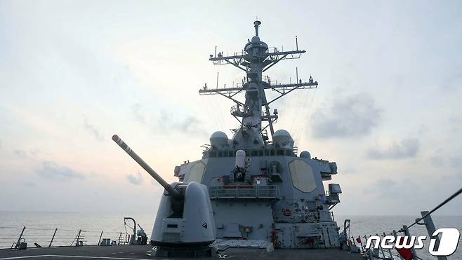 미 해군 알리 버크급 유도미사일 구축함 USS 밀리우스함이 10일 스프래틀리 군도 인근 남중국해에서 작전을 실시하고 있다. 2023.04.10/뉴스1 ⓒ 로이터=뉴스1 ⓒ News1 김민수 기자